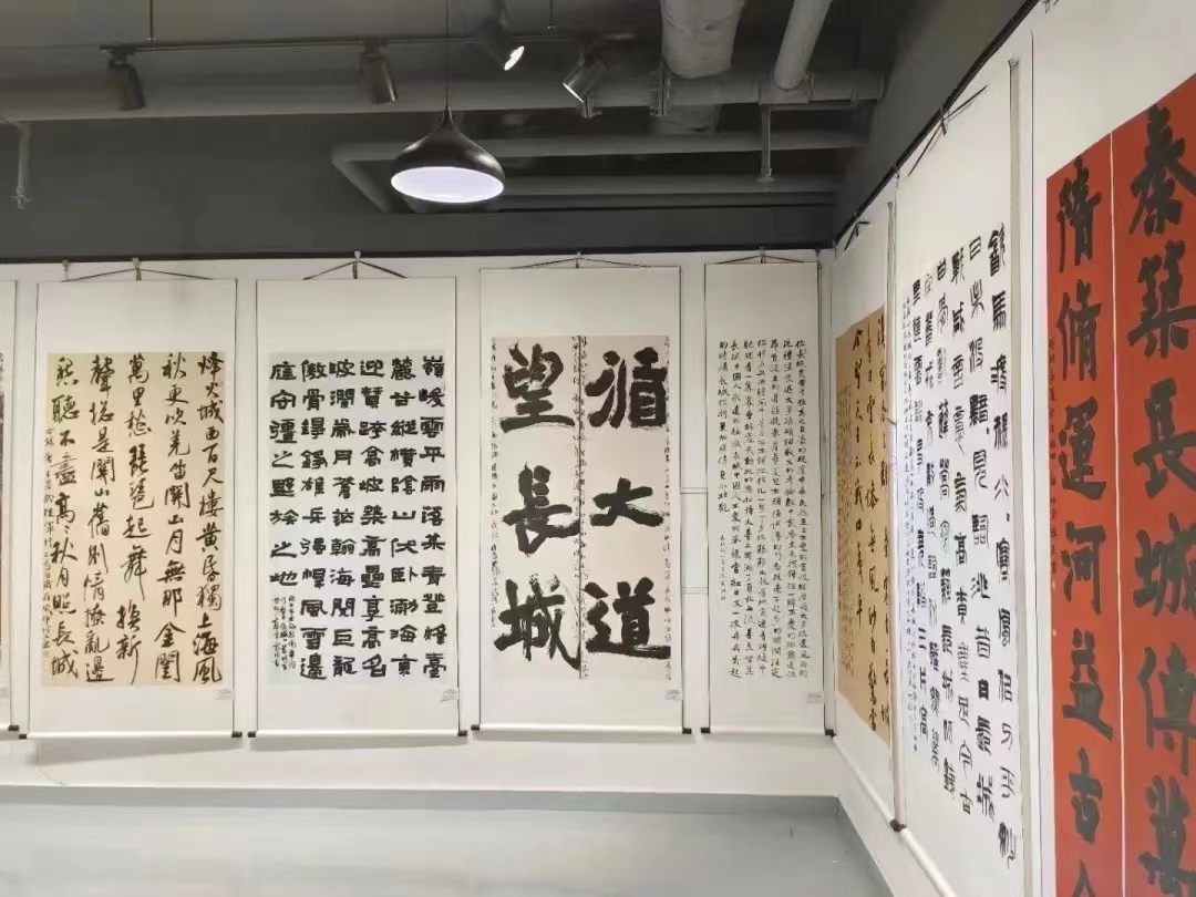 【雷火电竞
活动】“辽望长城行大道”主题书法美术摄影展在丹东开展